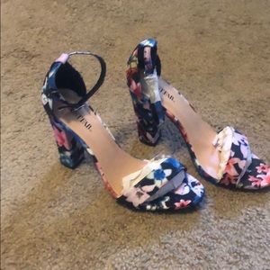 Women’s Floral Pumps